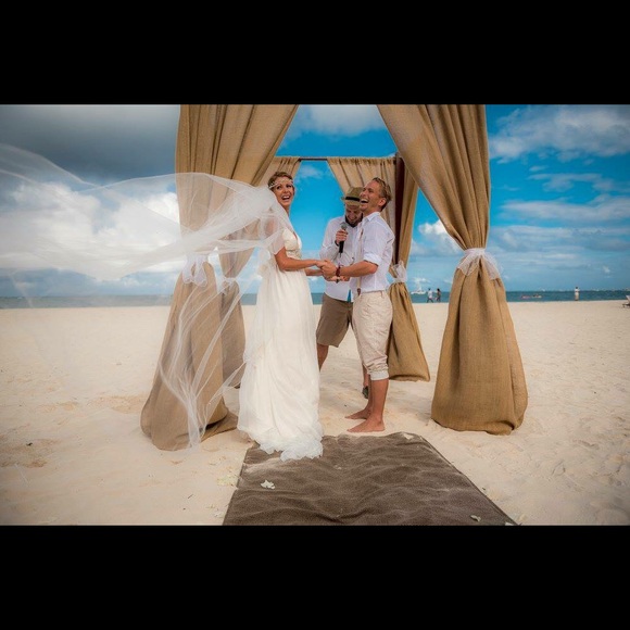 Wedding dress by the designer Anna Campbell